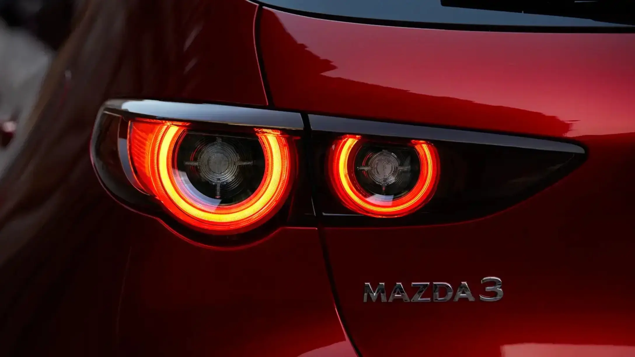 Vista trasera de un auto hatchback Mazda 3 Sport